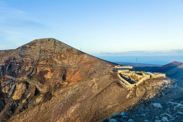 Troupeau de chèvres dans les montagnes — Photo