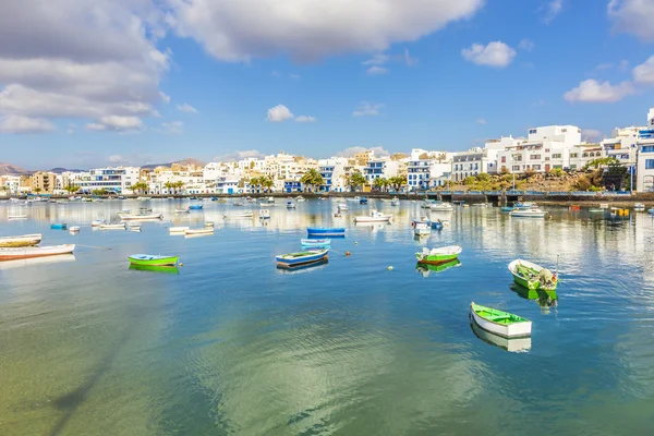 Arrecife στο Λανθαρότε Charco de San ΓΙΝΕΣ βάρκες και χώρο περιπάτου — Φωτογραφία Αρχείου