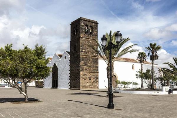 Edifício típico da igreja branca de estilo canário na aldeia de La Oliva — Fotografia de Stock