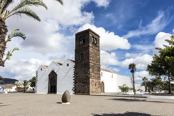 Edifício típico da igreja branca de estilo canário na aldeia de La Oliva — Fotografia de Stock