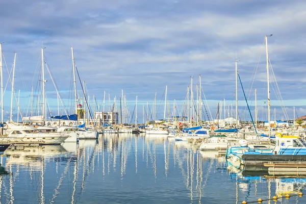 Haver liggen in de haven Marina Rubicon — Stockfoto