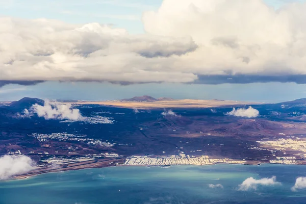AERIAL-uttaget på Lanzarote med vulkaner i moln — Stockfoto