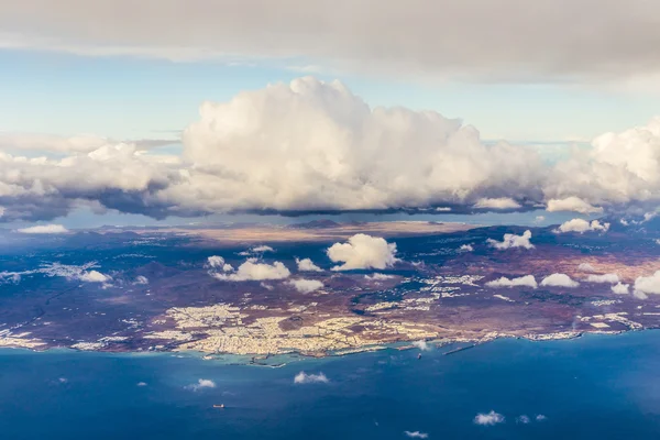 Aérienne de Lanzarote avec volcans dans les nuages — Photo