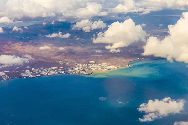Antenne von Lanzarote mit Vulkanen in Wolken — Stockfoto