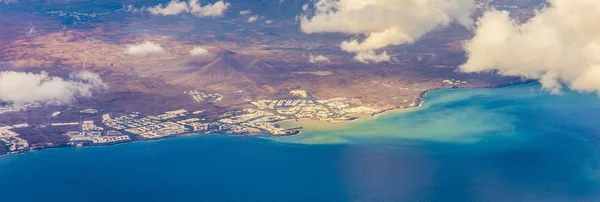 Anténa Lanzarote s vulkány v mracích — Stock fotografie