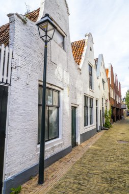 dar bir sokakta eski evleri 