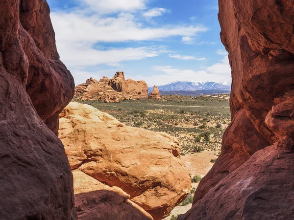 Montagnes enneigées et formations rocheuses au parc national des Arches — Photo