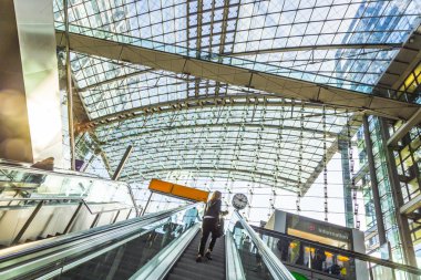 İnsanlar içinde Berlin merkezi tren istasyonu Berlin, Almanya