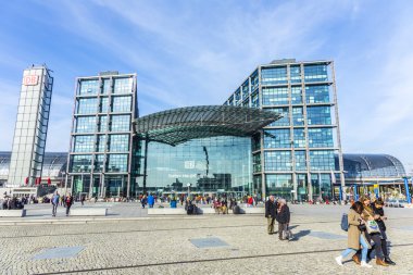 İnsanlar içinde Berlin merkezi tren istasyonu Berlin, Almanya