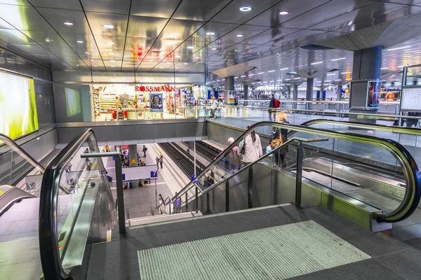 Menschen im Berliner Hauptbahnhof in Berlin, deutsch — Stockfoto