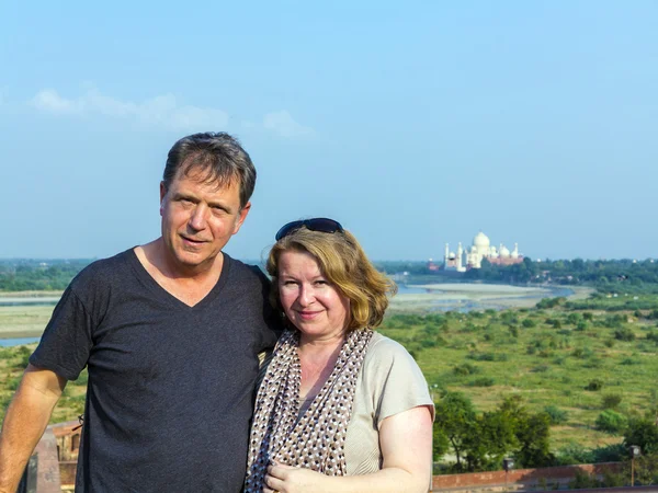 Kaukasische paar in liefde met Taj Mahal op achtergrond — Stockfoto