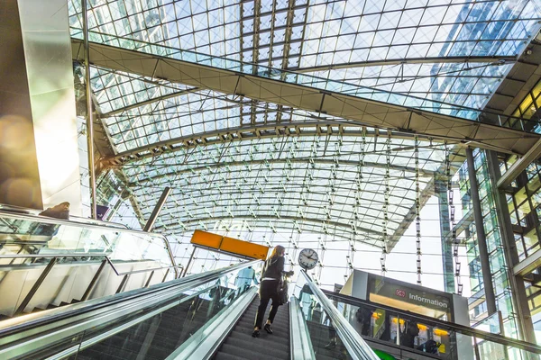 Persone all'interno della stazione centrale di Berlino, Germania — Foto Stock