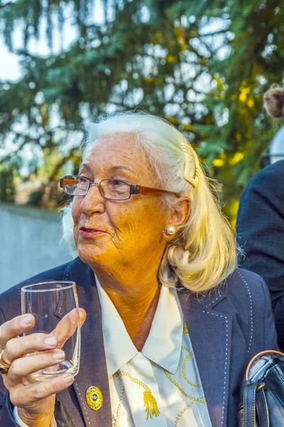 Mujer disfruta de la fiesta y sostiene un vaso de agua en su mano —  Fotos de Stock