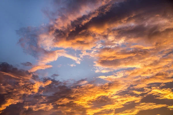 Ciel dramatique coloré au coucher du soleil — Photo