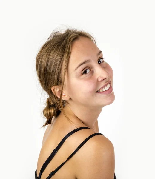 Sorridente giovane bella ragazza con i capelli castani — Foto Stock