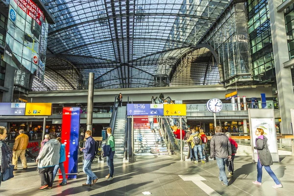 Lidé uvnitř centrální berlínské nádraží v Berlíně, němčina — Stock fotografie