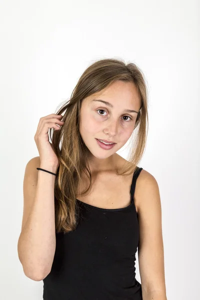 Sorrindo jovem menina bonita com cabelo castanho — Fotografia de Stock