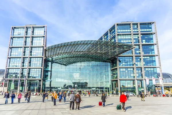 Personer inom det Berlin Central tågstation i Berlin, Tysk — Stockfoto