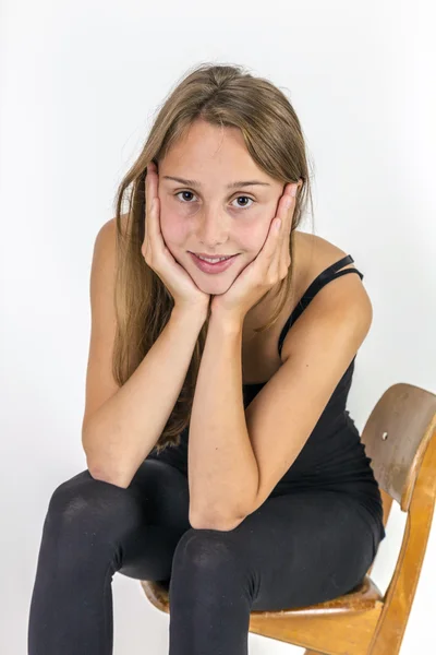 Sorridente giovane bella ragazza con i capelli castani — Foto Stock