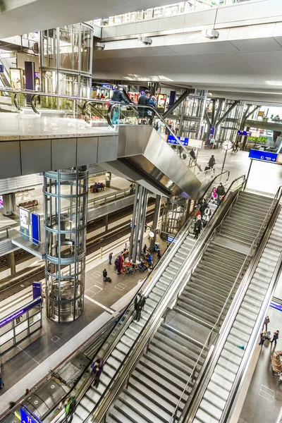 คนในสถานีรถไฟกลางเบอร์ลินในเบอร์ลิน เยอรมัน — ภาพถ่ายสต็อก