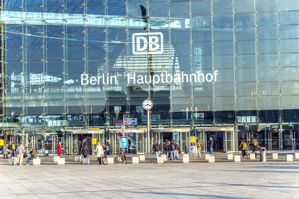 İnsanlar içinde Berlin merkezi tren istasyonu Berlin, Almanya — Stok fotoğraf