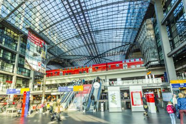 İnsanlar içinde Berlin merkezi tren istasyonu Berlin, Almanya