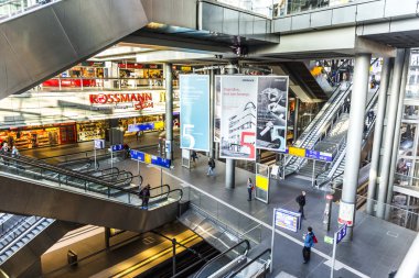 İnsanlar içinde Berlin merkezi tren istasyonu Berlin, Almanya