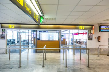 Arrecife, İspanya'nın havaalanında polis kontrolü