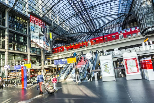 İnsanlar içinde Berlin merkezi tren istasyonu Berlin, Almanya — Stok fotoğraf