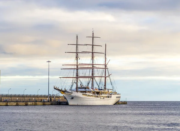 Sea Cloud 2 âncoras no novo porto de Arrecife — Fotografia de Stock