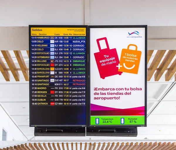 Écran d'affichage des informations de vol à l'aéroport d'Arrecif — Photo