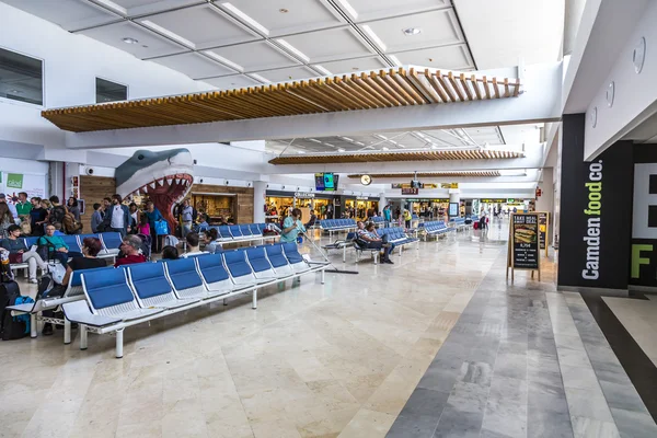 Люди ждут в зале вылета аэропорта Арресифе — стоковое фото