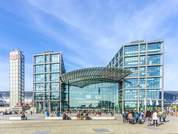 Personer inom det Berlin Central tågstation i Berlin, Tysk — Stockfoto