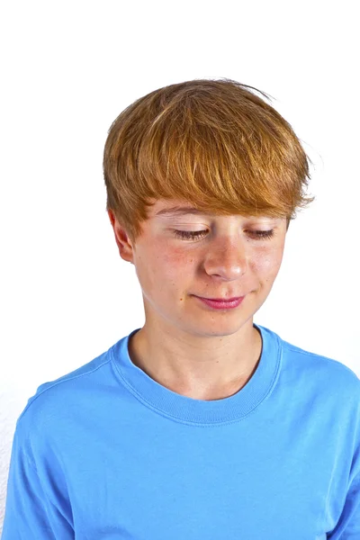 Portret van gelukkige jongen met blauw shirt in studio — Stockfoto