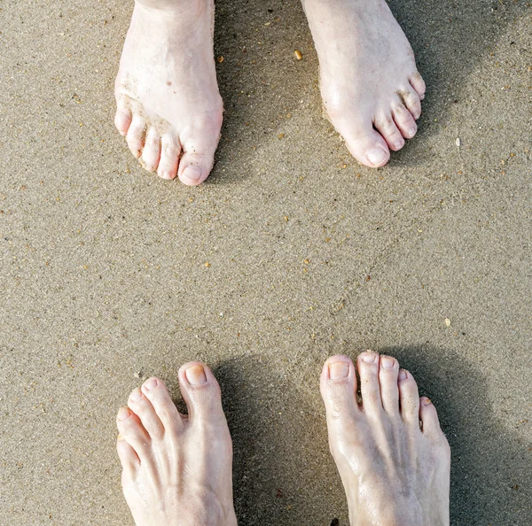 Feet of a couple at the beach — Stock Photo, Image