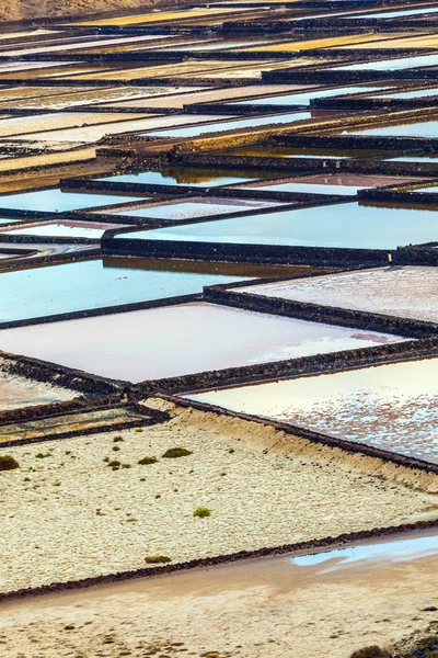 Salt raffinaderi, saltlösning från janubio, lanzarote, Spanien — Stockfoto