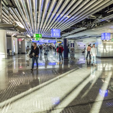 insanlar sabah havaalanında