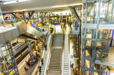 İnsanlar içinde Berlin merkezi tren istasyonu Berlin, Almanya