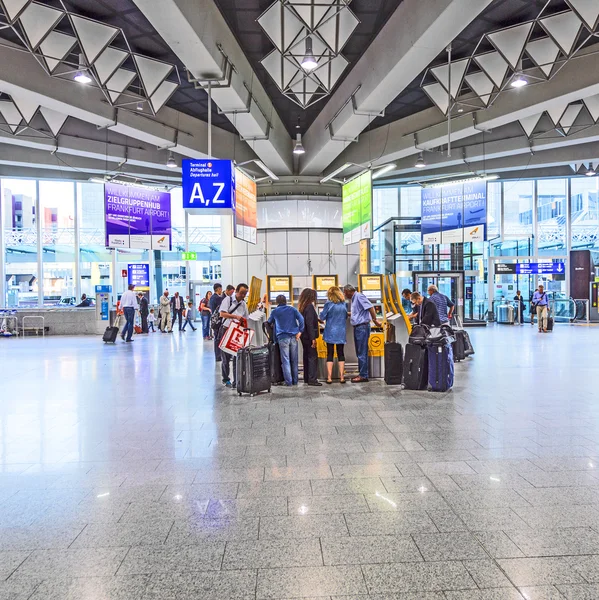 Personnes à l'aéroport le matin — Photo