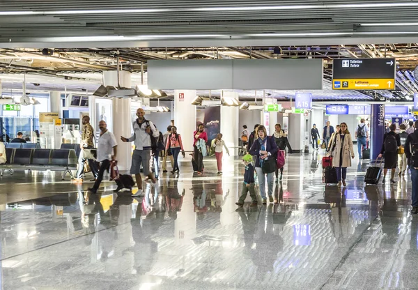 Ludzi na lotnisku w godzinach porannych — Zdjęcie stockowe