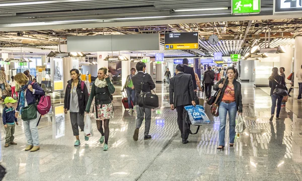 Menschen am Flughafen am Morgen — Stockfoto