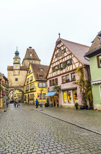 Tourists at the market place of Rothenburg ob der Tauber — Stock Photo, Image