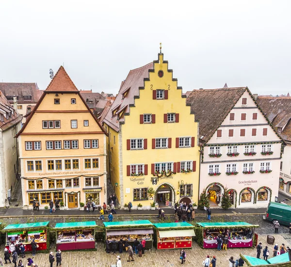 Tourists at the market place of Rothenburg ob der Tauber — Stock Photo, Image