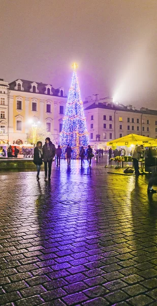 Рождественский рынок в Кракове, Польша по ночам — стоковое фото