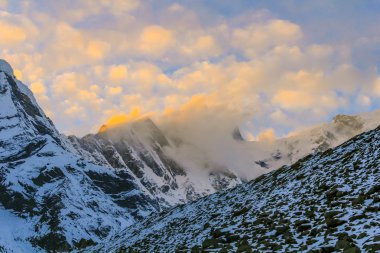 Yıldızlı gökyüzü üzerinde Machhepuchare ve Annapurna saha kampı - Nepal, H