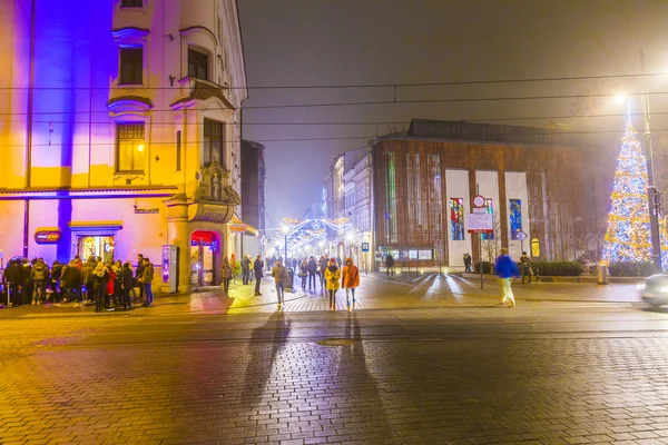 Mercado de Navidad ij Cracovia, Polonia por la noche — Foto de Stock