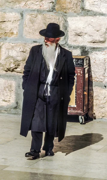 Un juif orthodoxe prie au mur occidental — Photo