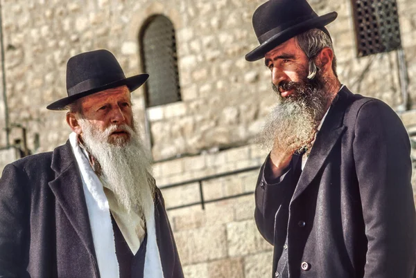 Ortodoksyjny Żyd modli się przy zachodniej ścianie — Zdjęcie stockowe