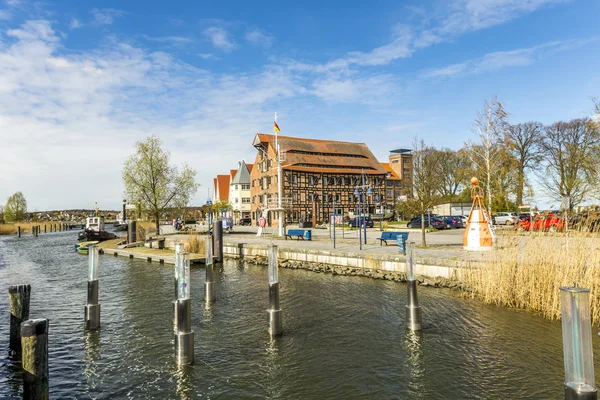 Bekijken om langs de rivier van oude dorp van Wolgast — Stockfoto