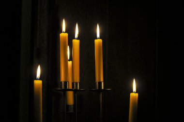 Bir odada yanan mumlar 